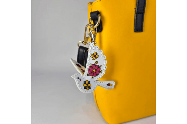 Набір для вишивки нитками на штучній шкірі «Шарм для сумки – Пташка. Квітучий ранок» FLHL-112